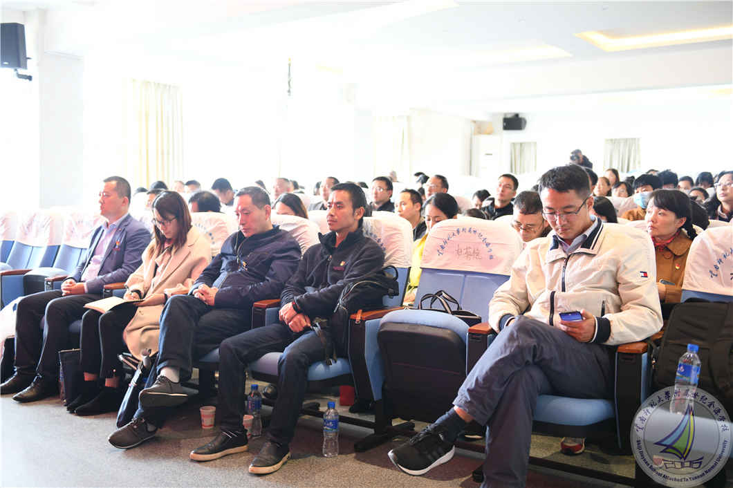 7.参加会议的教职工代表认真领会会议精神_副本.jpg