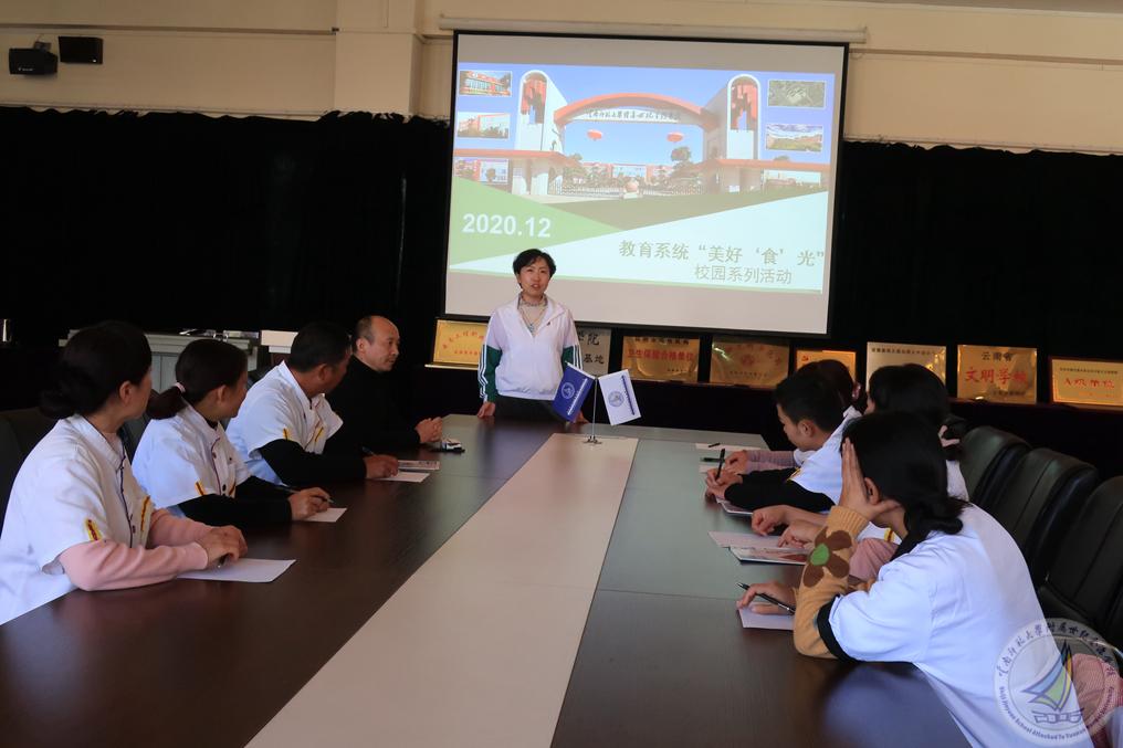 1-何其敏副部长带大家学习相关文件精神.jpg