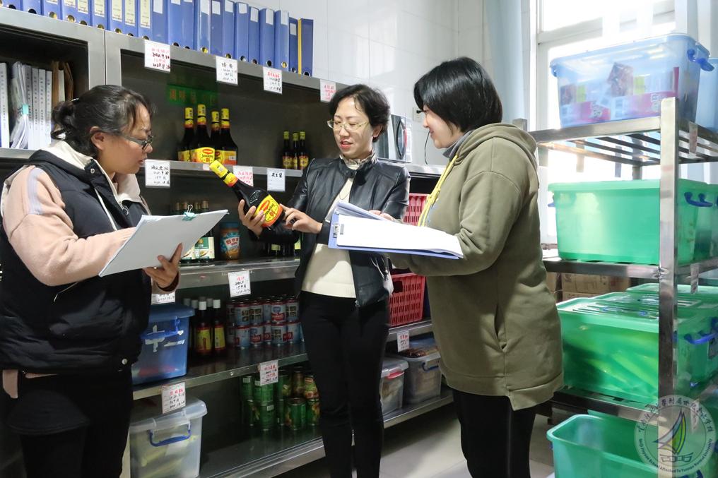2-检查食品仓库.jpg