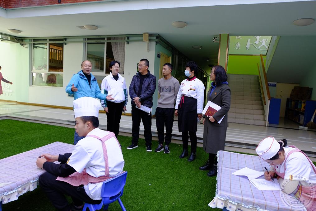9-与学校其他食堂负责人交流学习.jpg