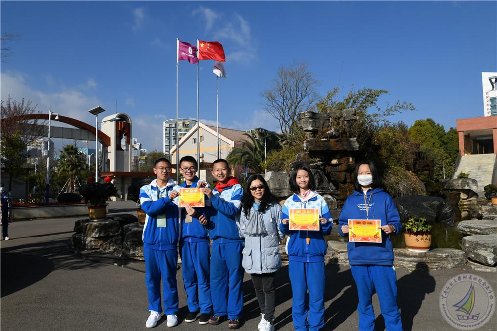 初三103班黄家鸿、潘政昆、蒋巍、廖曼汝、杨锦与班主任李丽老师.jpg