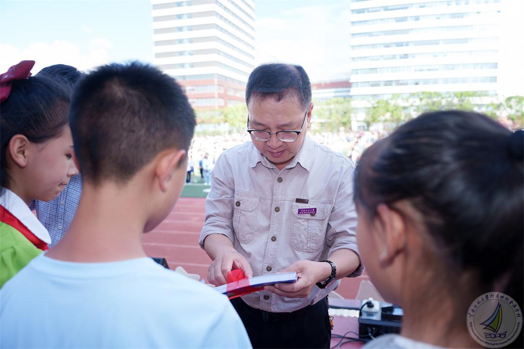 1780484153252057165.jpg 领导照片2.jpg